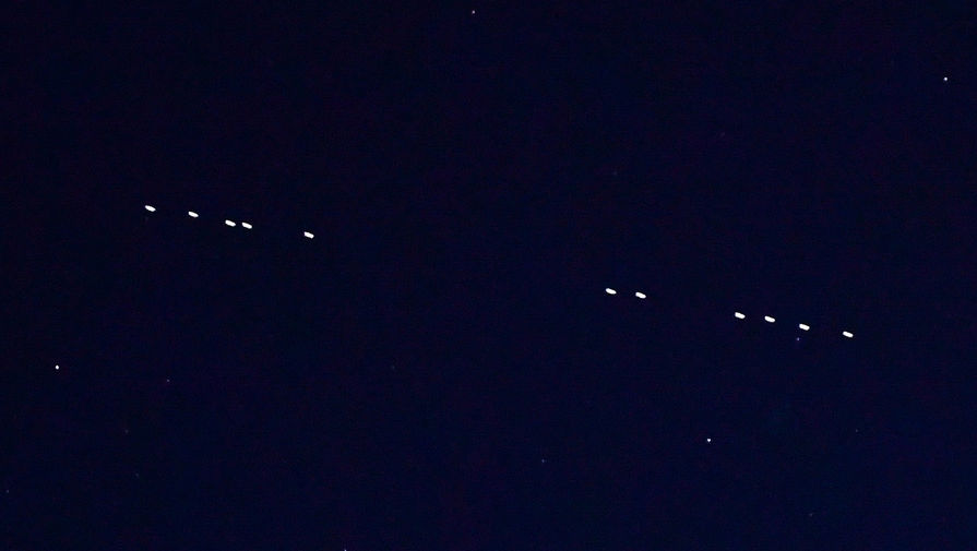 Cпутники связи Starlink компании SpaceX Илона Маска проходят по орбите Земли в небе над Владивостоком, 27 апреля 2020 года