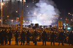 Полицейское заграждение во время акций протеста в Минске в ночь после выборов президента Белоруссии, 9 августа 2020 года 