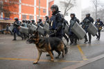 Полиция во время акций протеста в Алматы, Казахстан, 5 января 2022 года