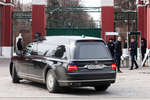 Ритуальный автомобиль Aurus Lafet с телом Владимира Жириновского у Новодевичьего кладбища в Москве, 8 апреля 2022 года