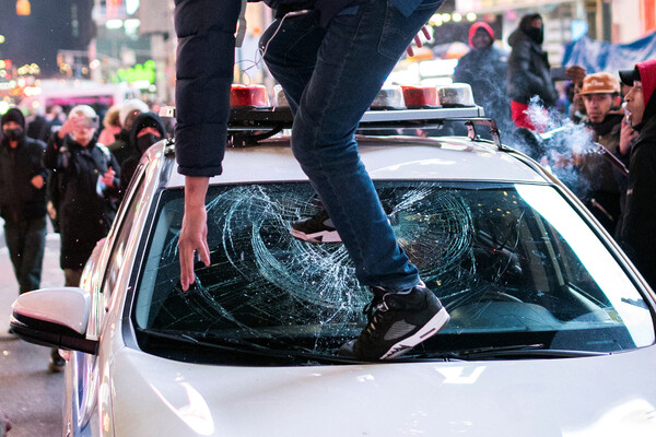 Во время акции протеста после гибели чернокожего американца Тира Николса от рук полицейских в&nbsp;Мемфисе, 27&nbsp;января 2023&nbsp;года