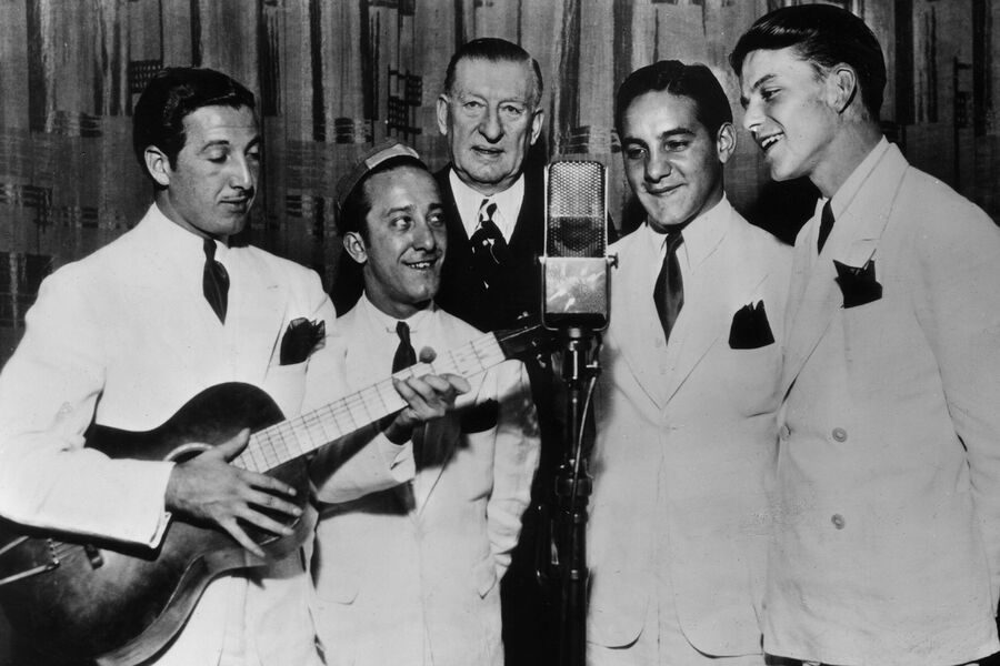 Фрэнк Синатра (первый справа) в&nbsp;ансамбле Hoboken Four, 1935&nbsp;год