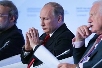 Спикер Исламского консультативного совета Ирана Али Лариджани, президент РФ Владимир Путин и экс-президент Чехии Вацлав Клаус (слева направо) на пленарной сессии 12-го заседания Международного дискуссионного клуба «Валдай»