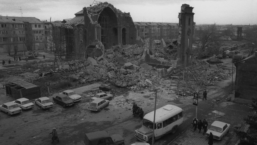 Последствия землетрясения в&nbsp;Ленинакане 7&nbsp;декабря 1988&nbsp;года, сила которого в&nbsp;эпицентре (город Спитак) превышала 10&nbsp;баллов 