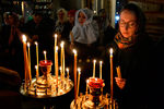 Прихожане во время праздничной Рождественской службы в храме Святого апостола Андрея Первозванного во Владивостоке.
