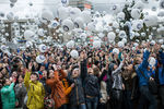 Участники акции «Подними голову!», посвященной 55-летию полета Юрия Гагарина, у дома культуры «Химик» в Омске