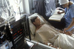 6-я городская клиническая больница Москвы, в которую доставлялись пострадавшие в результате аварии на Чернобыльской АЭС. Осмотр пациента в одной из палат больницы, август 1986 год