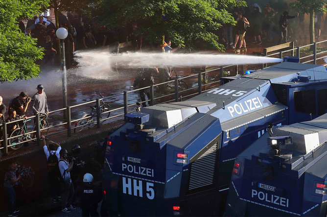 Полиция и протестующие во время демонстрации накануне саммита G20 в Гамбурге, 6 июля 2017 года