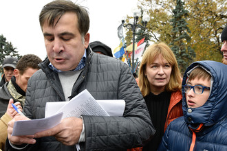 Бывший президент Грузии, экс-губернатор Одесской области Михаил Саакашвили с женой Сандрой Рулофс и сыном Николозом на вече у здания Верховной рады в Киеве, 29 октября 2017
