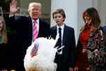 Президент США Дональд Трамп вместе с первой леди Меланьей и сыном Бэррон во время ежегодной церемонии в канун Дня благодарения, 21 ноября 2017 года