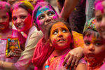 Участники празднования Холи в Гаухати, Индия, 29 марта 2021 года