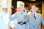 Ивана Трамп принимает первую бутылку вина Beaujolais Nouveau 1990 года от Жан-Жака Пиньяра, мэра Вильфранша, представляющего регион Божоле во Франции, 15 ноября 1990 года