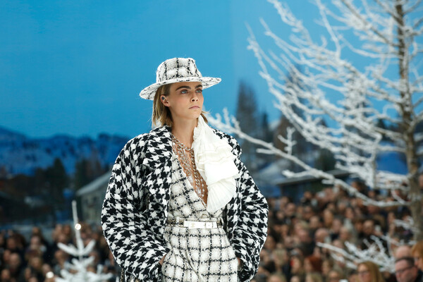 Кара Делевинь на&nbsp;показе коллекции Chanel в&nbsp;Париже, 2019&nbsp;год