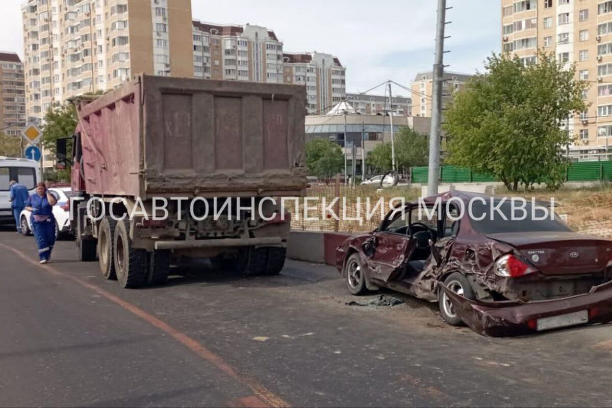 В Москве самосвал смял легковой автомобиль, пострадали три человека -  Газета.Ru | Новости