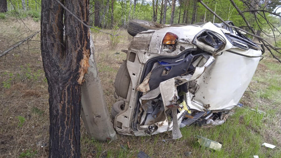 Водитель Toyota скатился в овраг, врезался в дерево и погиб