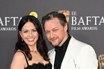 Джеймс Макэвой с женой Лизой Либерати на церемонии вручения кинопремии BAFTA в Лондоне, 2024 год
