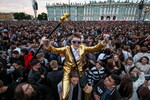Выпускники на Дворцовой площади во время ежегодного праздника «Алые паруса» в Санкт-Петербурге, 28 июня 2025 года