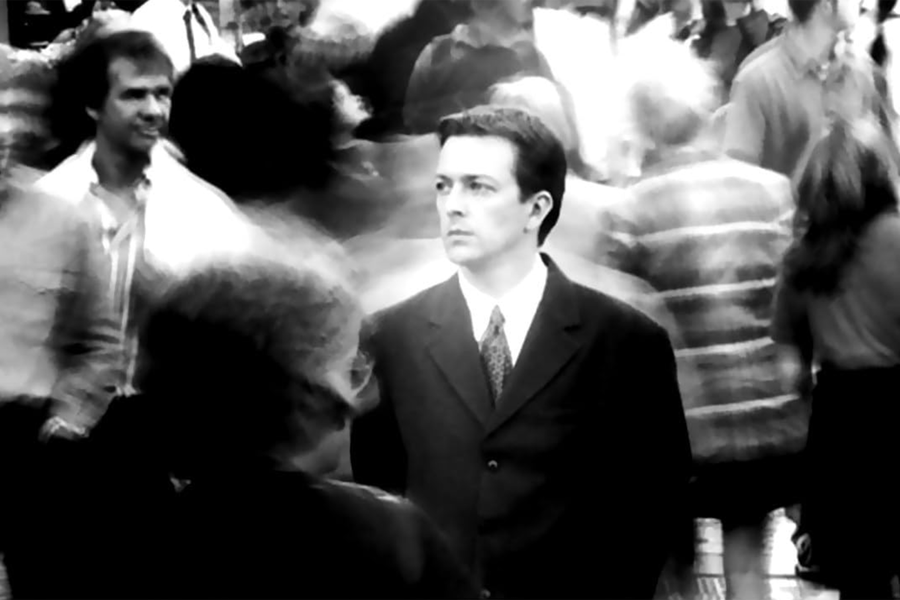 <b>&laquo;Преследование&raquo; (1999)</b>
<br><br>
Дебютный полный метр Нолана &mdash; с&nbsp;фирменным для&nbsp;режиссера нелинейным повествованием. И в&nbsp;то же время самая малоизвестная работа британца (не считая короткометражек). &laquo;Преследование&raquo;, в&nbsp;котором домушник берет под&nbsp;свое крыло молодого писателя, естественно, не может побороться с&nbsp;последующими дорогущими проектами своего же уже заматеревшего автора.