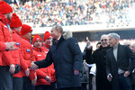 Президент России Владимир Путин, артист Евгений Петросян и певец Олег Газманов (слева направо на первом плане) во время митинга «За сильную Россию!» на стадионе «Лужники» в Москве, 3 марта 2018 года