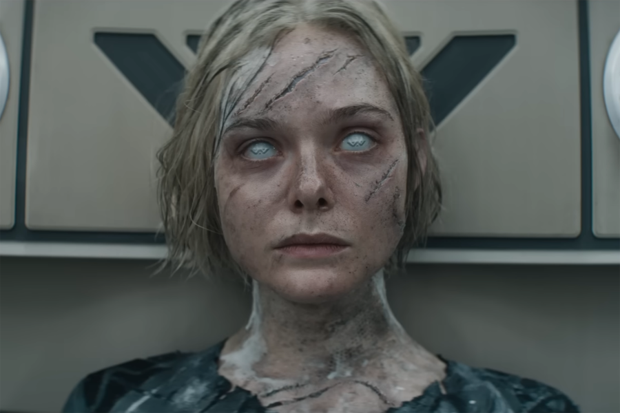 <b>«Хищник: Планета смерти» (Predator: Badlands), реж. Дэн Трахтенберг</b>
<br><br>
<b>Где и когда смотреть:</b> в мировом прокате — с 7 ноября
<br><br>
Третий проект режиссера Дэна Трахтенберга («Кловерфилд, 10») во вселенной «Хищника» после фильма «Добыча» и анимационного альманаха «Хищник: Убийца убийц». Сюжет «Планеты смерти» рассказывает о молодом хищнике-изгое Дэке (Димитриус Шустер-Колоаматанги), который объединяется с андроидом Тией (Эль Фэннинг) и отправляется в опасное путешествие по родной планете. Подробнее о «Добыче» мы писали <a href="//www.gazeta.ru/culture/2022/08/07/15236114.shtml"><b>здесь</b></a>.