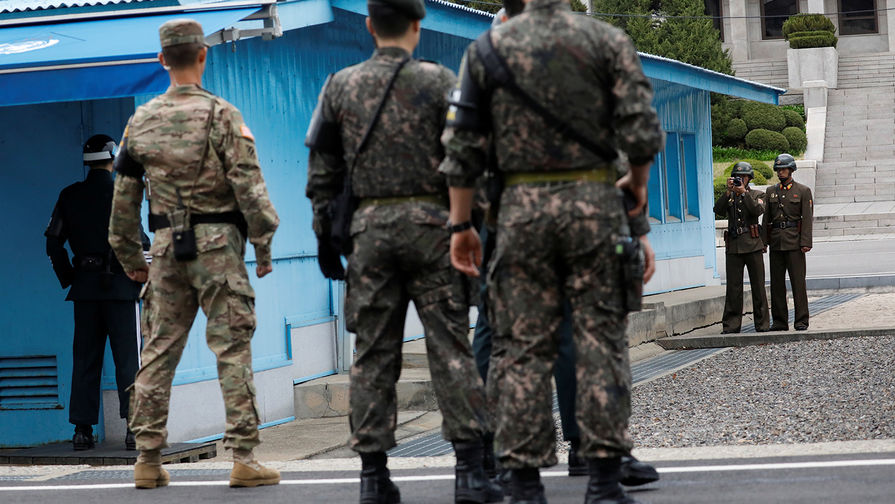 Северокорейские и южнокорейские солдаты во время посещения деревни Пханмунджом на&nbsp;границе КНДР и Южной Кореи вице-президентом США Майком Пенсом, 17&nbsp;апреля 2017&nbsp;года