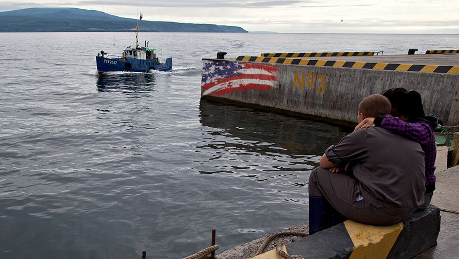 Причал рыбоперерабатывающего завода в поселке Китовый на острове Итуруп, коллаж