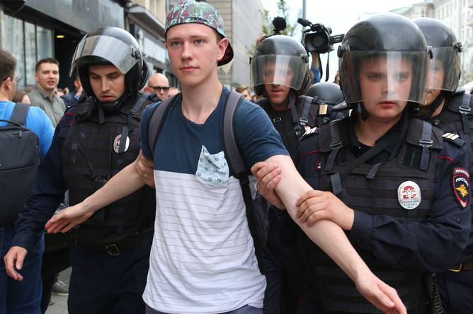 Задержание участника несанкционированного митинга на Тверской улице в Москве
