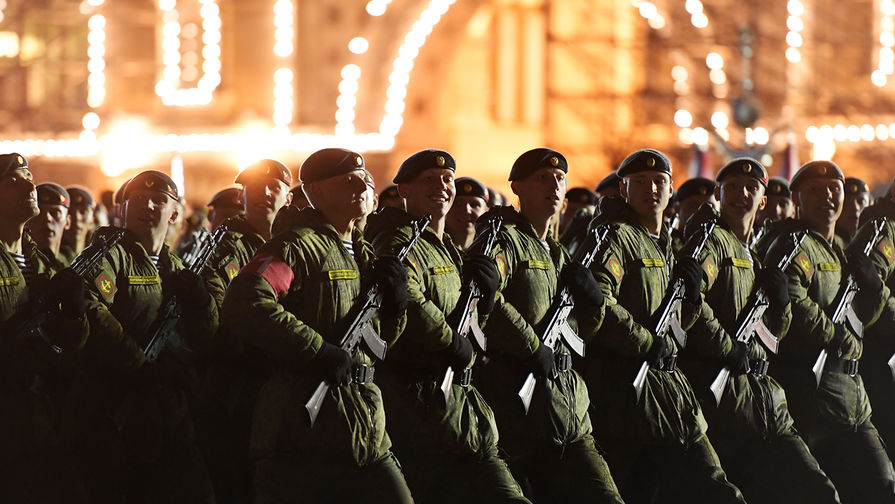 Военнослужащие парадных расчетов на репетиции военного парада на Красной площади, посвященного 73-й годовщине Победы в Великой Отечественной войне, 26 апреля 2018 года