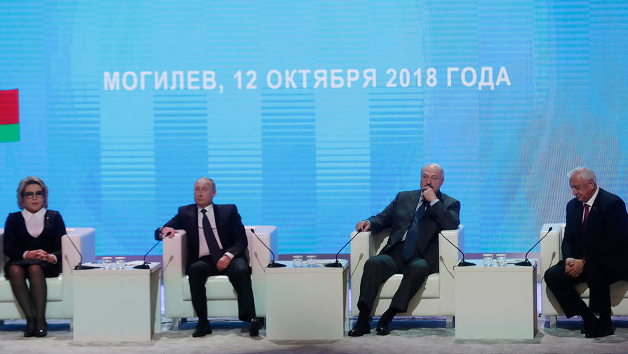 Президент РФ Владимир Путин и президент Республики Беларусь Александр Лукашенко, 12 октября 2018 года