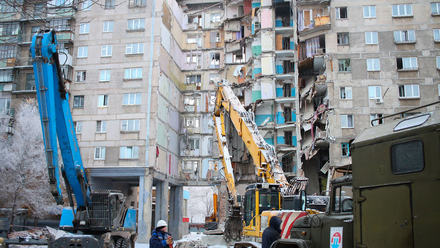 На месте обрушения подъезда жилого дома на проспекте Карла Маркса в Магнитогорске, 4 января 2019 года
