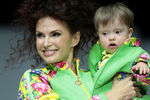 Актриса Эвелина Бледанс c сыном Семеном на одном из показов в рамках недели моды в Гостином дворе в Москве, 2014 год 