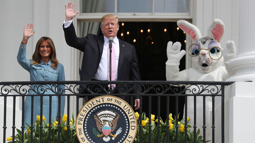 Президент США Дональд Трамп с первой леди Меланьей Трамп во время ежегодного фестиваля катания пасхальных яиц на лужайке у Белого дома, 22 апреля 2019 года