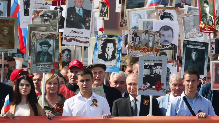 Президент России Владимир Путин во время акции памяти «Бессмертный полк» на Красной площади, 9 мая 2019 года