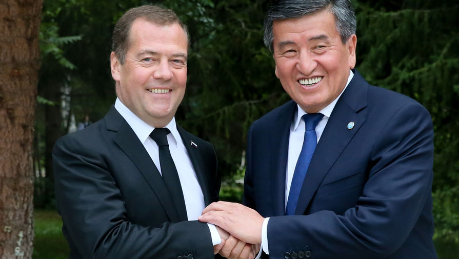 Председатель правительства России Дмитрий Медведев и президент Киргизии Сооронбай Жээнбеков (справа) во время встречи в Чолпон-Ате, 9 августа 2019 