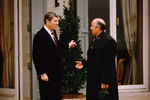Президент США Рональд Рейган и генеральный секретарь ЦК КПСС Михаил Горбачев во время встречи в Женеве, ноябрь 1985 года