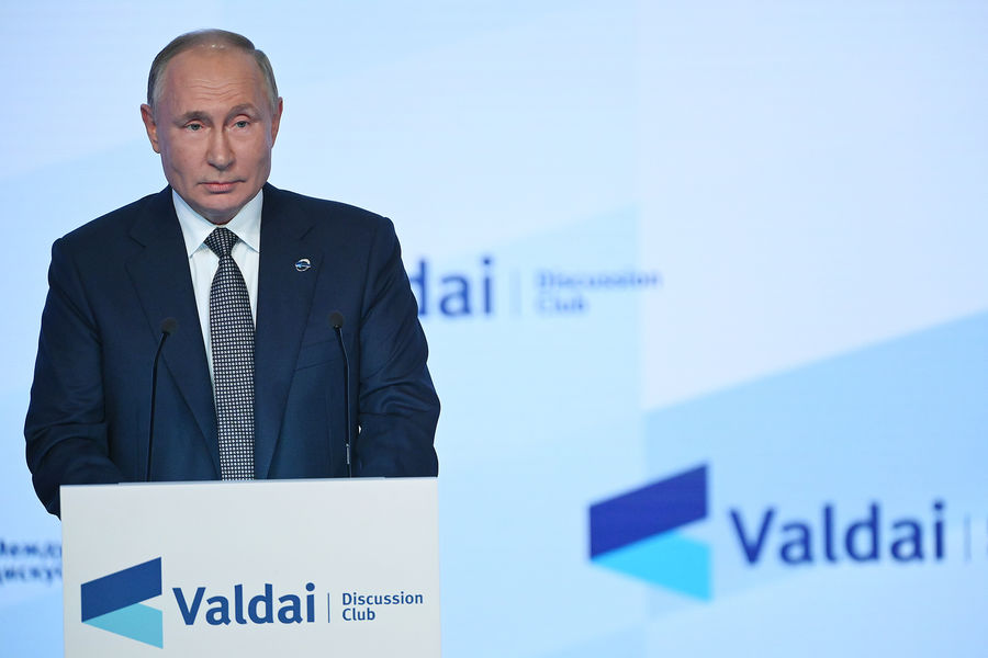 Президент РФ Владимир Путин на пленарной сессии XVIII ежегодного заседания Международного дискуссионного клуба «Валдай», 21 октября 2021 года