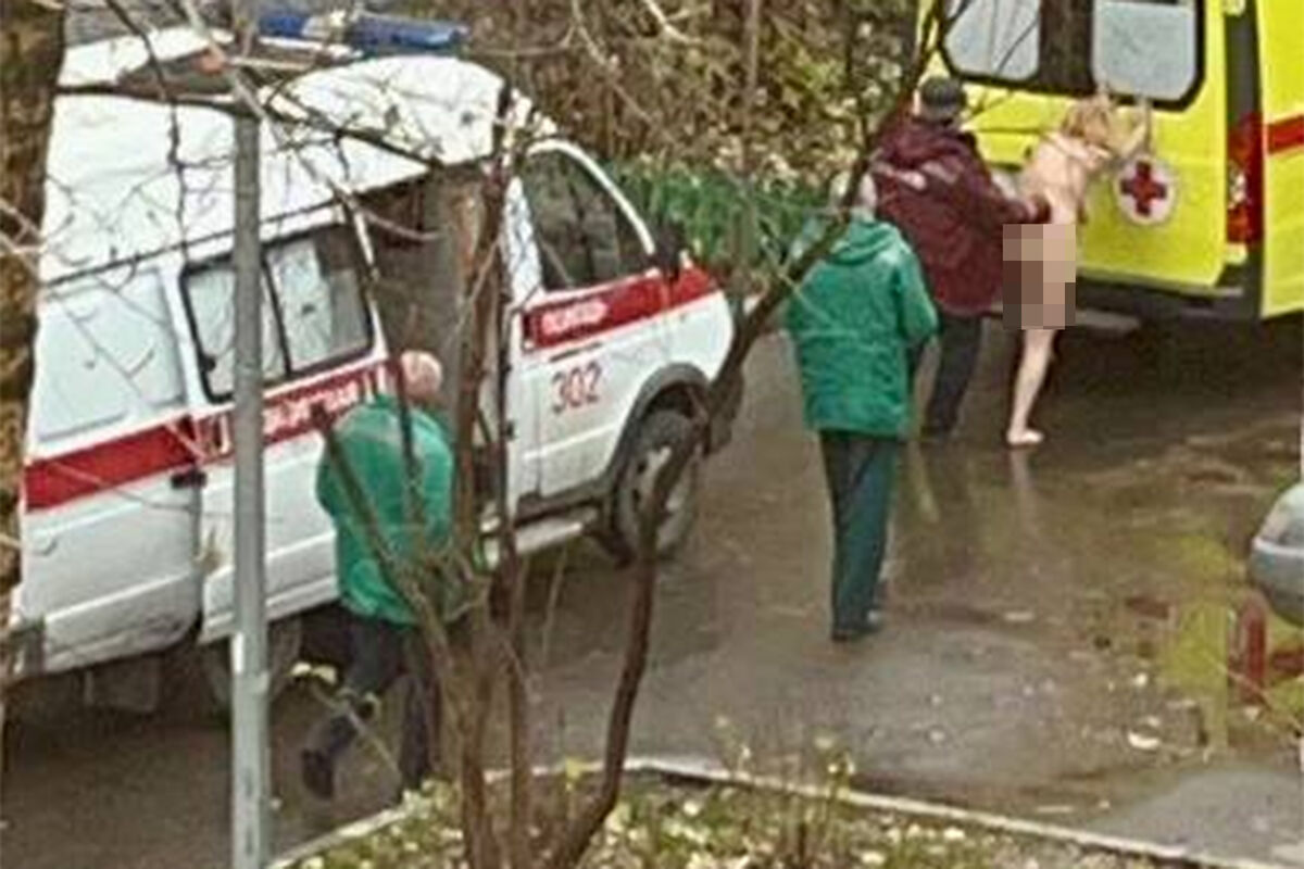 В Поволжье голая женщина бегала около гимназии и стучалась в машины -  Газета.Ru | Новости