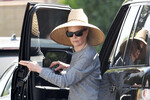 Ким Бейсингер у своего автомобиля в Лос-Анджелесе, 2023 год

