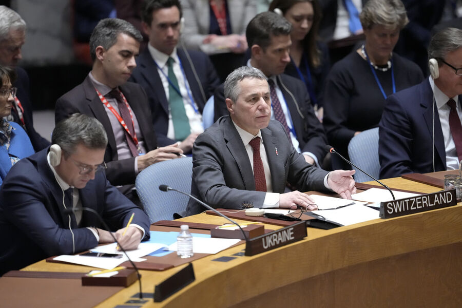 Министр иностранных дел Украины Дмитрий Кулеба (слева) слушает выступление министра иностранных дел Швейцарии Игнацио Кассиса на заседании Совета Безопасности по вопросам поддержания мира и безопасности Украины, 23 февраля 2024 года,