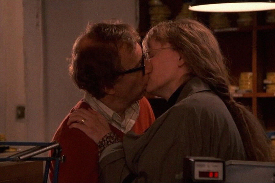 <b>«Преступления и проступки» (1989)</b>
<br><br>
У&nbsp;этой картины два главных героя &mdash; успешный офтальмолог Джуда Розенталь (Мартин Ландау) и режиссер-документалист Клифф Штерн (Вуди Аллен). У&nbsp;первого роман на&nbsp;стороне со стюардессой, которая хочет за&nbsp;него замуж. Чтобы любовница не рассказала об их связи жене, ему приходится заказать убийство стюардессы. После чего офтальмолога начинает мучить совесть.
<br><br>
В&nbsp;то же время Клифф Штерн вынужден снимать ради денег биографическую картину о&nbsp;брате жены, успешном телепродюсере, которого он терпеть не может. Вскоре он влюбляется в&nbsp;продюсера картины по&nbsp;имени Хейли, но получает отказ и отправляет ей письмо, скопированное у&nbsp;Джеймса Джойса. В&nbsp;финале два героя встретятся и будут долго рассуждать о&nbsp;морали. А вдохновлена эта история «Преступлением и наказанием» Достоевского. Только выводы у&nbsp;Аллена совершенно противоположны роману.
