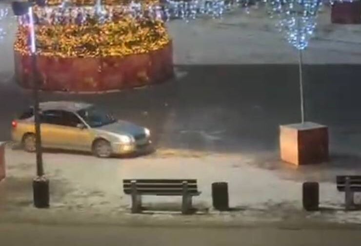 Видео: в Приморье водитель Subaru влетел в новогодний городок в момент дрифта