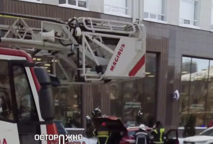 Появились кадры пожара в здании газеты Известия