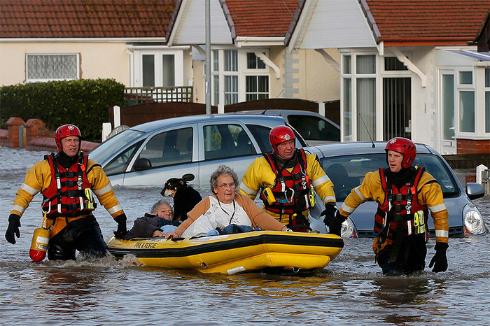 Спасатели помогают жителям Уэльса, на&nbsp;одной из&nbsp;затопленных в&nbsp;результате шторма улиц города.
