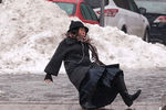 Женщина поскальзывается на льду на одной из улиц Нью-Йорка, штат Нью-Йорк