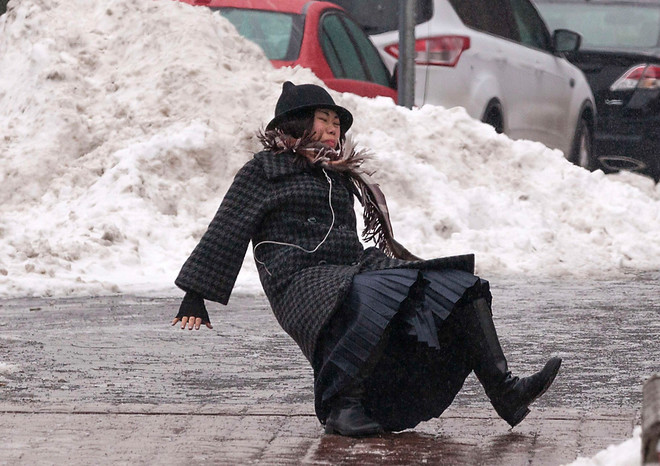 Женщина поскальзывается на&nbsp;льду на&nbsp;одной из&nbsp;улиц Нью-Йорка, штат Нью-Йорк