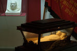 Макет саркофага Ленина и посмертная маска Сталина. Работы Матвея Манизера
