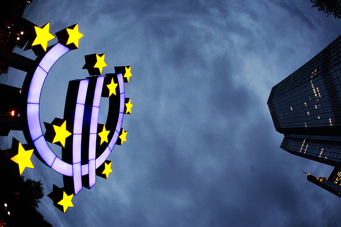 ЕЦБ начнет штрафовать банки за накопление денег