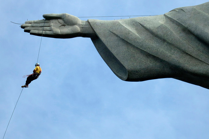 Промышленный альпинист забирается на&nbsp;Статую Христа-Искупителя на&nbsp;вершине горы Корковаду в&nbsp;Рио-де-Жанейро