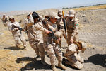 Отработка взятия в плен и ареста во время боевых учений батальона на специальном полигоне в Северном Ираке