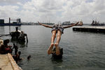 Молодые люди купаются на пристани в Гаване